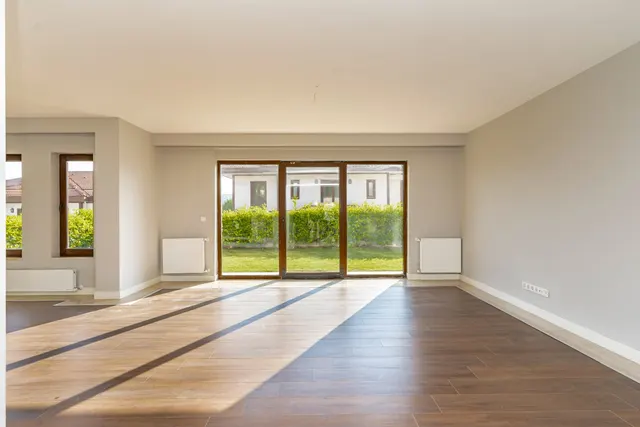 Alt salon, bahçe çıkışı